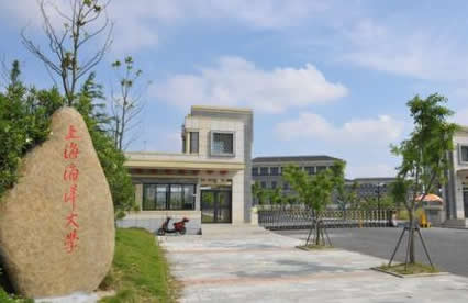 上海海洋大学の正門と校舎