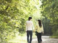 公園を散歩する夫婦