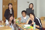 教室で留学生と：福井孝之さん