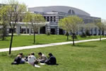 大学キャンパス内の芝生