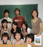 授業の合間に記念写真：先生と留学生